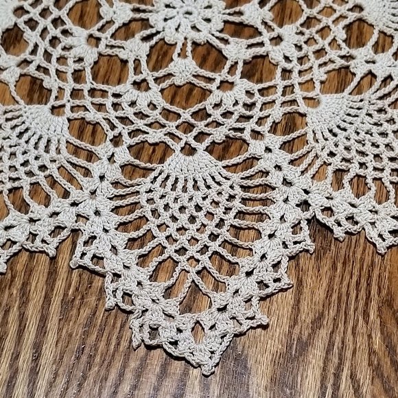 Vintage Style New Hand Crafted 14 3/4" Center Pineapple Natural Colored Doily - Picture 2 of 3